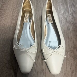 Badgley Mischka Women's White Flats with Bow